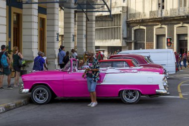 Havana, Küba - 02 16 2018: Vintage Klasik Amerikan arabaları restore edilmiş durumda - sağlamak taşıma Turizm için