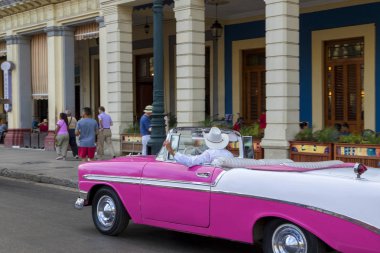 Havana, Küba - 02 16 2018: Vintage Klasik Amerikan arabaları restore edilmiş durumda - sağlamak taşıma Turizm için