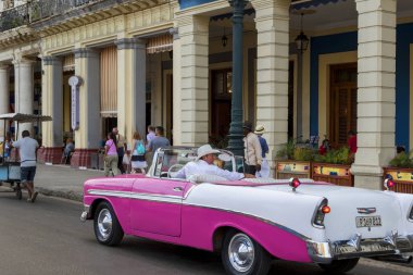 Havana, Küba - 02 16 2018: Vintage Klasik Amerikan arabaları restore edilmiş durumda - sağlamak taşıma Turizm için