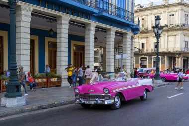 Havana, Küba - 02 16 2018: Vintage Klasik Amerikan arabaları restore edilmiş durumda - sağlamak taşıma Turizm için