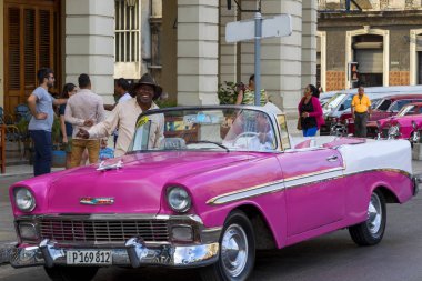 Havana, Küba - 02 16 2018: Vintage Klasik Amerikan arabaları restore edilmiş durumda - sağlamak taşıma Turizm için