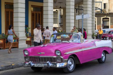 Havana, Küba - 02 16 2018: Vintage Klasik Amerikan arabaları restore edilmiş durumda - sağlamak taşıma Turizm için