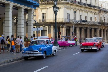 Havana, Küba - 02 16 2018: Vintage Klasik Amerikan arabaları restore edilmiş durumda - sağlamak taşıma Turizm için