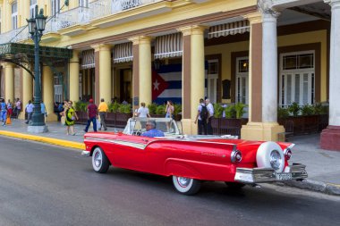Havana, Küba - 02 16 2018: Vintage Klasik Amerikan otomobil restore edilmiş durumda - sağlamak taşıma Turizm için