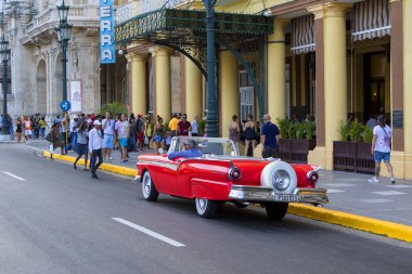 Havana, Küba - 02 16 2018: Vintage Klasik Amerikan otomobil restore edilmiş durumda - sağlamak taşıma Turizm için