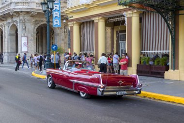 Havana, Küba - 02 16 2018: Vintage Klasik Amerikan otomobil restore edilmiş durumda - sağlamak taşıma Turizm için