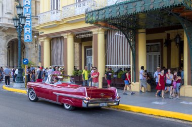 Havana, Küba - 02 16 2018: Vintage Klasik Amerikan otomobil restore edilmiş durumda - sağlamak taşıma Turizm için