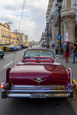 Havana, Küba - 02 16 2018: Vintage Klasik Amerikan arabaları restore edilmiş durumda - sağlamak taşıma Turizm için