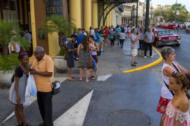 Havana, Küba - 10 Şubat 2018: Eski Havana Cityscape yerel halkın günlük hayattan zevk ile
