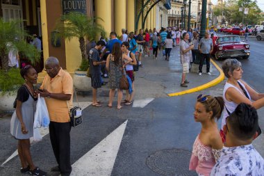 Havana, Küba - 10 Şubat 2018: Eski Havana Cityscape yerel halkın günlük hayattan zevk ile