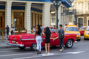 Havana, Küba - 02 16 2018: Vintage Klasik Amerikan arabaları restore edilmiş durumda - sağlamak taşıma Turizm için