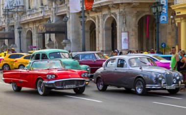 Havana, Küba - 02 16 2018: Vintage Klasik Amerikan arabaları restore edilmiş durumda - sağlamak taşıma Turizm için