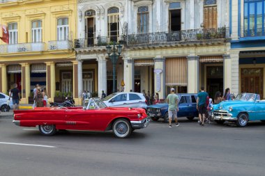 Havana, Küba - 02 16 2018: Vintage Klasik Amerikan arabaları restore edilmiş durumda - sağlamak taşıma Turizm için