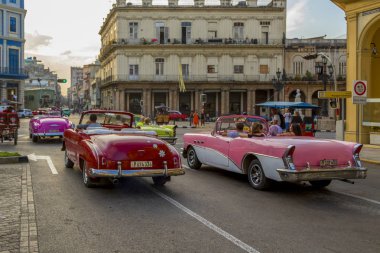 Havana, Küba - 02 16 2018: Vintage Klasik Amerikan arabaları restore edilmiş durumda - sağlamak taşıma Turizm için