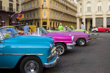 Havana, Küba - 02 16 2018: Vintage Klasik Amerikan arabaları restore edilmiş durumda - sağlamak taşıma Turizm için