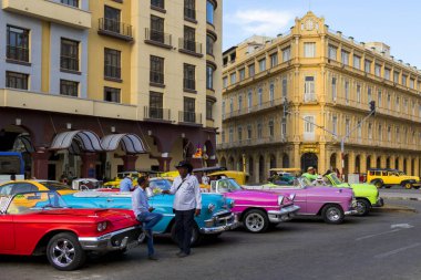 Havana, Küba - 02 16 2018: Vintage Klasik Amerikan arabaları restore edilmiş durumda - sağlamak taşıma Turizm için