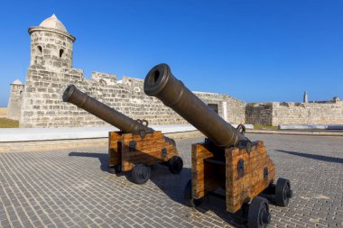 Saint Charles Kalesi 'nin eski İspanyol silah taretleri, ya da Fortaleza de San Carlos de la Cabana, eski kaleye bakıyor.
