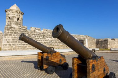 Saint Charles Kalesi 'nin eski İspanyol silah taretleri, ya da Fortaleza de San Carlos de la Cabana, eski kaleye bakıyor.