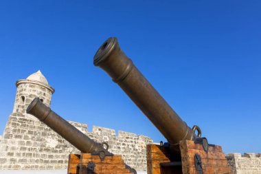 Saint Charles Kalesi 'nin eski İspanyol silah taretleri, ya da Fortaleza de San Carlos de la Cabana, eski kaleye bakıyor.