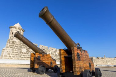 Saint Charles Kalesi 'nin eski İspanyol silah taretleri, ya da Fortaleza de San Carlos de la Cabana, eski kaleye bakıyor.