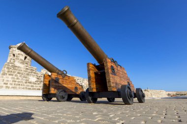 Saint Charles Kalesi 'nin eski İspanyol silah taretleri, ya da Fortaleza de San Carlos de la Cabana, eski kaleye bakıyor.