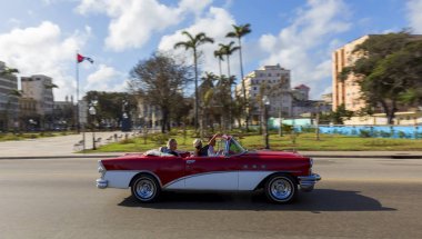 Havana, Küba - 02 11 2018: Vintage Klasik Amerikan arabaları restore edilmiş durumda - sağlamak taşıma Turizm için