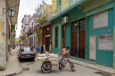 Havana, Küba - 11 Şubat 2018: Eski Havana Cityscape yerel halkın günlük hayattan zevk ile