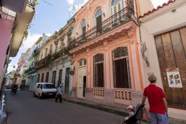 Havana, Küba - 11 Şubat 2018: Eski Havana Cityscape yerel halkın günlük hayattan zevk ile