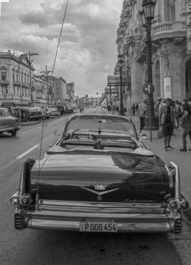 Havana, Küba - 02 11 2018: Vintage Klasik Amerikan arabaları restore edilmiş durumda - sağlamak taşıma Turizm için
