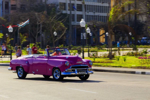 Havana, Küba - 02 11 2018: Vintage Klasik Amerikan arabaları restore edilmiş durumda - sağlamak taşıma Turizm için