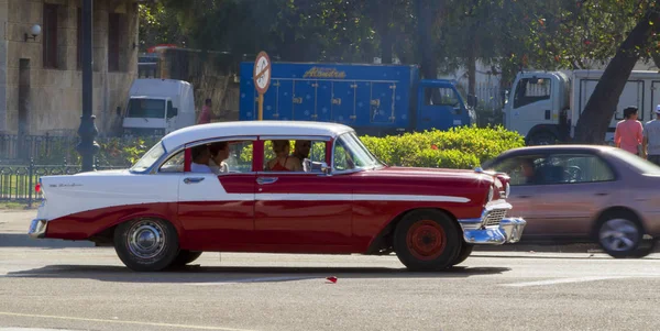 Havana, Küba - 02 11 2018: Vintage Klasik Amerikan arabaları restore edilmiş durumda - sağlamak taşıma Turizm için