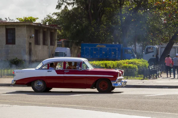 Havana, Küba - 02 11 2018: Vintage Klasik Amerikan arabaları restore edilmiş durumda - sağlamak taşıma Turizm için