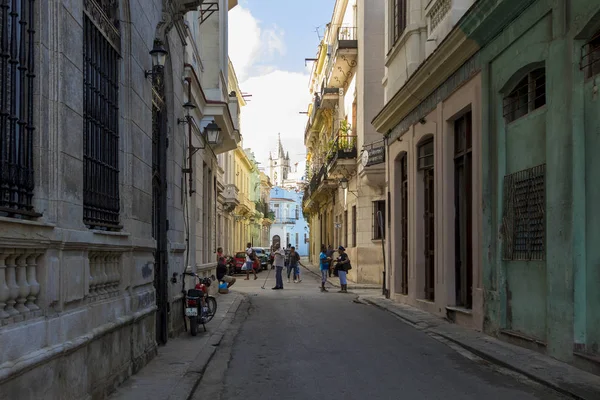 Havana, Küba - 11 Şubat 2018: Eski Havana Cityscape yerel halkın günlük hayattan zevk ile