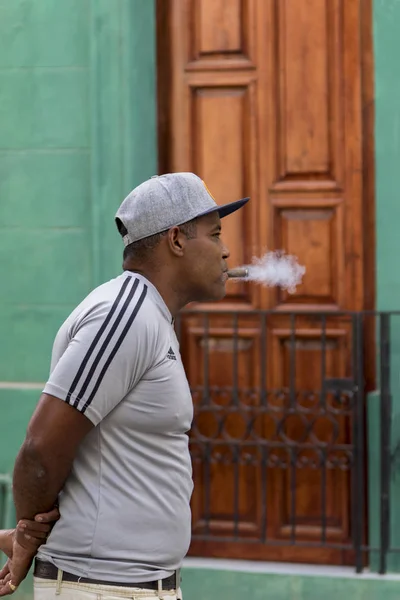 2018年2月10日 身份不明的男子在哈瓦那居民区抽雪茄 雪茄是许多古巴人的国家烟雾 — 图库照片