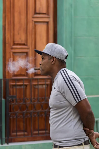 Hawana Kuba Lut 2018 Niezidentyfikowany Mężczyzna Palący Cygaro Dzielnicy Mieszkalnej — Zdjęcie stockowe