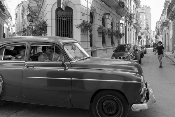 Havana, Küba - 02 11 2018: Vintage Klasik Amerikan arabaları restore edilmiş durumda - sağlamak taşıma Turizm için