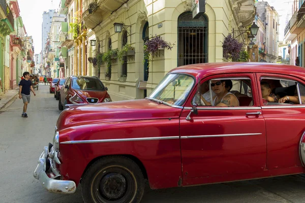 Havana, Küba - 02 11 2018: Vintage Klasik Amerikan arabaları restore edilmiş durumda - sağlamak taşıma Turizm için