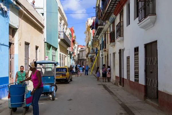 Havanna Kuba Feb 2018 Gamla Havanna Stadsbilden Med Lokalbefolkningen Njuter — Stockfoto