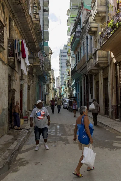 Havana, Küba - 11 Şubat 2018: Eski Havana Cityscape yerel halkın günlük hayattan zevk ile