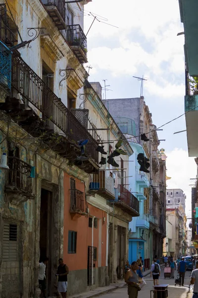 Havana, Küba - 11 Şubat 2018: Eski Havana Cityscape yerel halkın günlük hayattan zevk ile