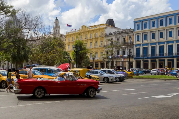 Hawana Kuba 2018 Vintage American Classic Cars Odrestaurowanym Stanie Zapewniają — Zdjęcie stockowe