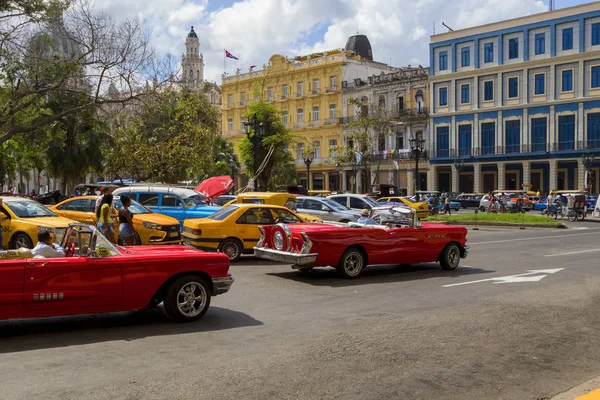 Havana, Küba - 02 16 2018: Vintage Klasik Amerikan arabaları restore edilmiş durumda - sağlamak taşıma Turizm için