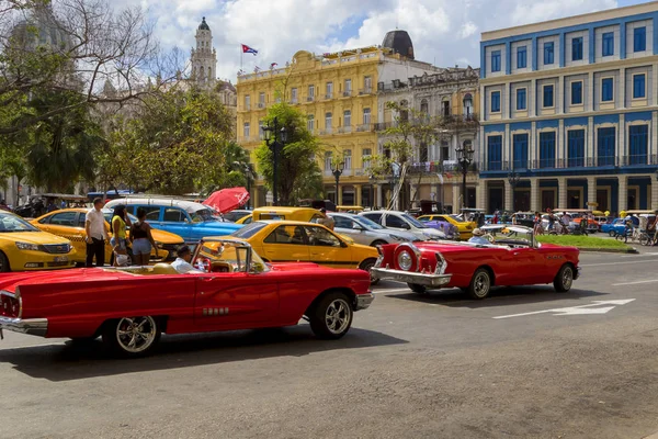 Havana, Küba - 02 16 2018: Vintage Klasik Amerikan arabaları restore edilmiş durumda - sağlamak taşıma Turizm için