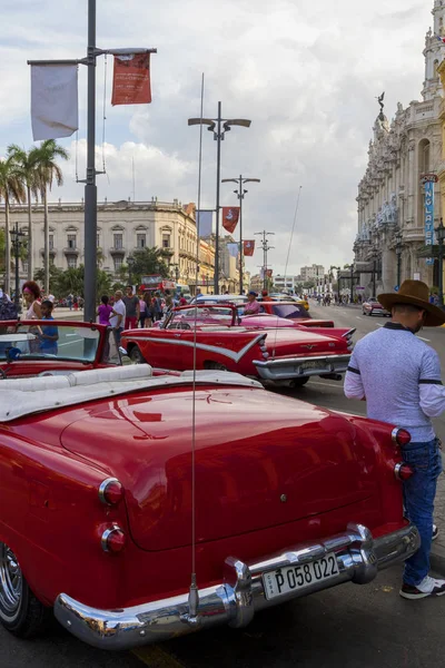 Havanna Kuba 2018 Vintage Klassiska Amerikanska Bilar Restaurerat Skick Persontrafik — Stockfoto