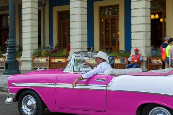 Havana, Küba - 02 16 2018: Vintage Klasik Amerikan arabaları restore edilmiş durumda - sağlamak taşıma Turizm için