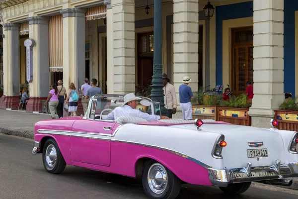Havana, Küba - 02 16 2018: Vintage Klasik Amerikan arabaları restore edilmiş durumda - sağlamak taşıma Turizm için