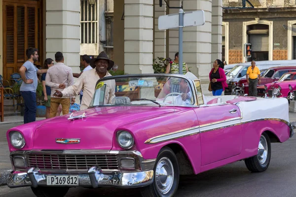 Havana, Küba - 02 16 2018: Vintage Klasik Amerikan arabaları restore edilmiş durumda - sağlamak taşıma Turizm için