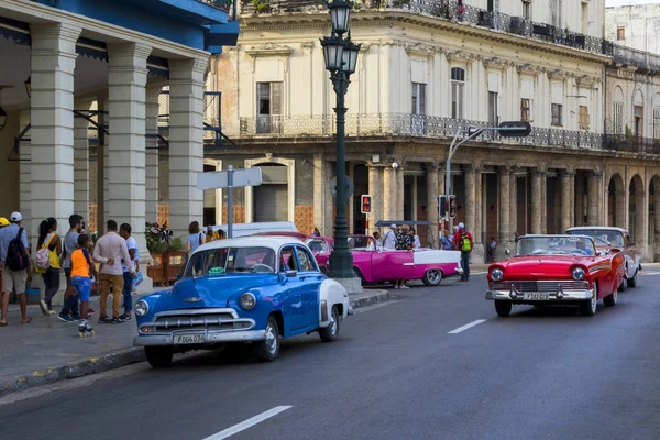 Havana, Küba - 02 16 2018: Vintage Klasik Amerikan arabaları restore edilmiş durumda - sağlamak taşıma Turizm için
