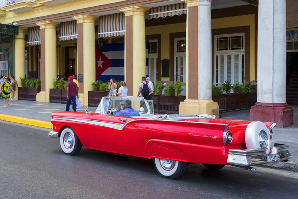 古巴哈瓦那 2018年6月2日 16日 恢复状况的复古经典美国汽车 为旅游业提供交通 — 图库照片