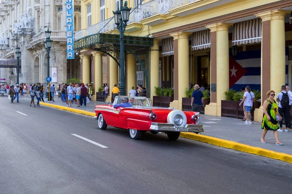 Havana Cuba 2018 Mașina Clasică Americană Epocă Stare Restaurată Oferă — Fotografie, imagine de stoc